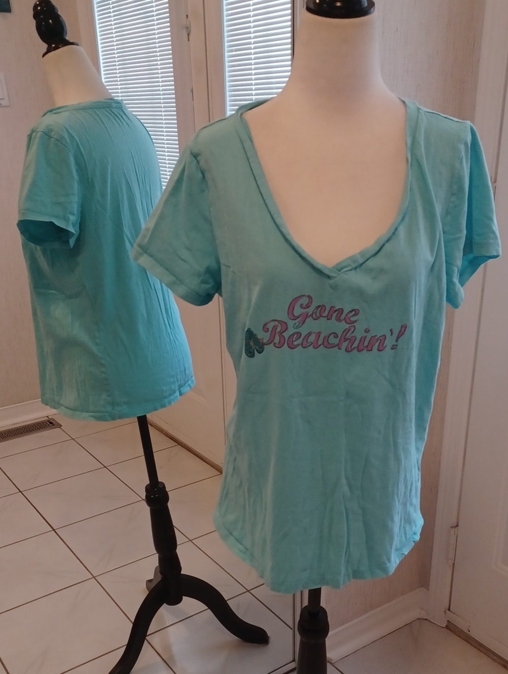 4/$30 Aqua V-Neck Short Sleeve Tee with 'Gone Beachin'!' Graphic - Size Large